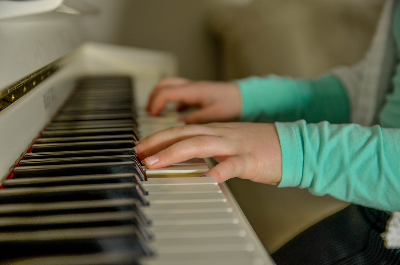 kid playing piano